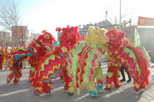 酒泉市2011年元宵節(jié)社火匯演期間，部分社火隊(duì)來(lái)公司拜年
