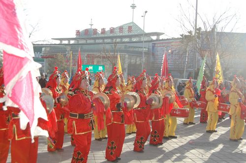 酒泉市2011年元宵節(jié)社火匯演期間，部分社火隊(duì)來(lái)公司拜年