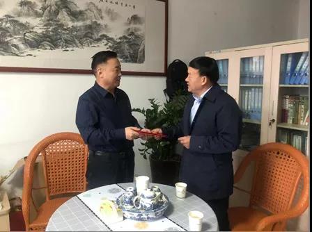 敦煌種業(yè)領導看望慰問公司老干部、老黨員及困難黨員職工