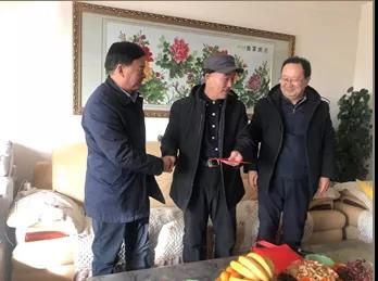 敦煌種業(yè)領導看望慰問公司老干部、老黨員及困難黨員職工
