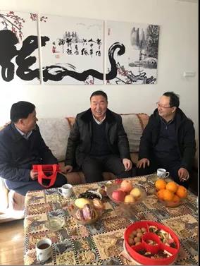 敦煌種業(yè)領導看望慰問公司老干部、老黨員及困難黨員職工