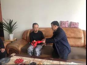 敦煌種業(yè)領導看望慰問公司老干部、老黨員及困難黨員職工
