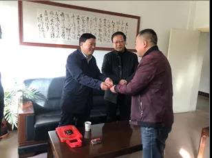 敦煌種業(yè)領導看望慰問公司老干部、老黨員及困難黨員職工